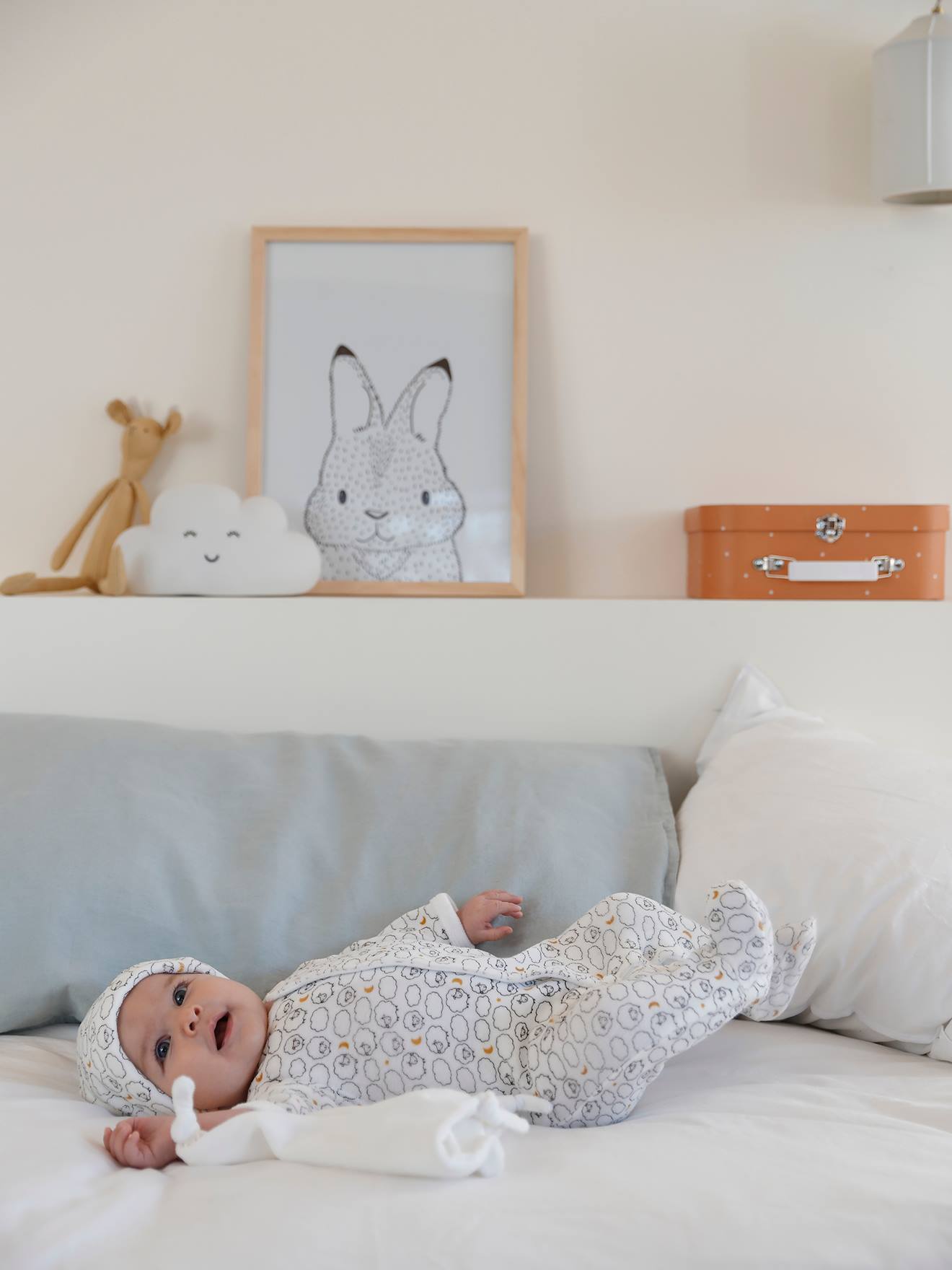 6-Piece Newborn Kit & Suitcase light all over printed