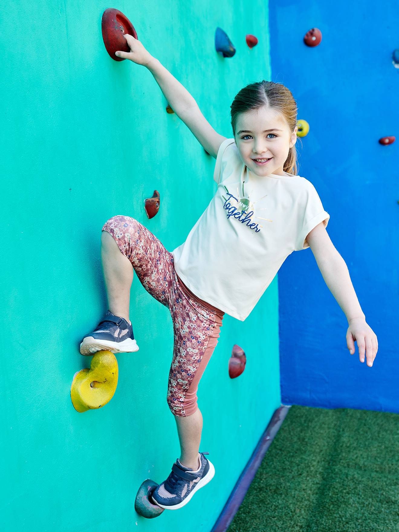 Sports Combo: T-Shirt & Cropped Trousers with Iridescent "sunrise" Motif, for Girls ecru
