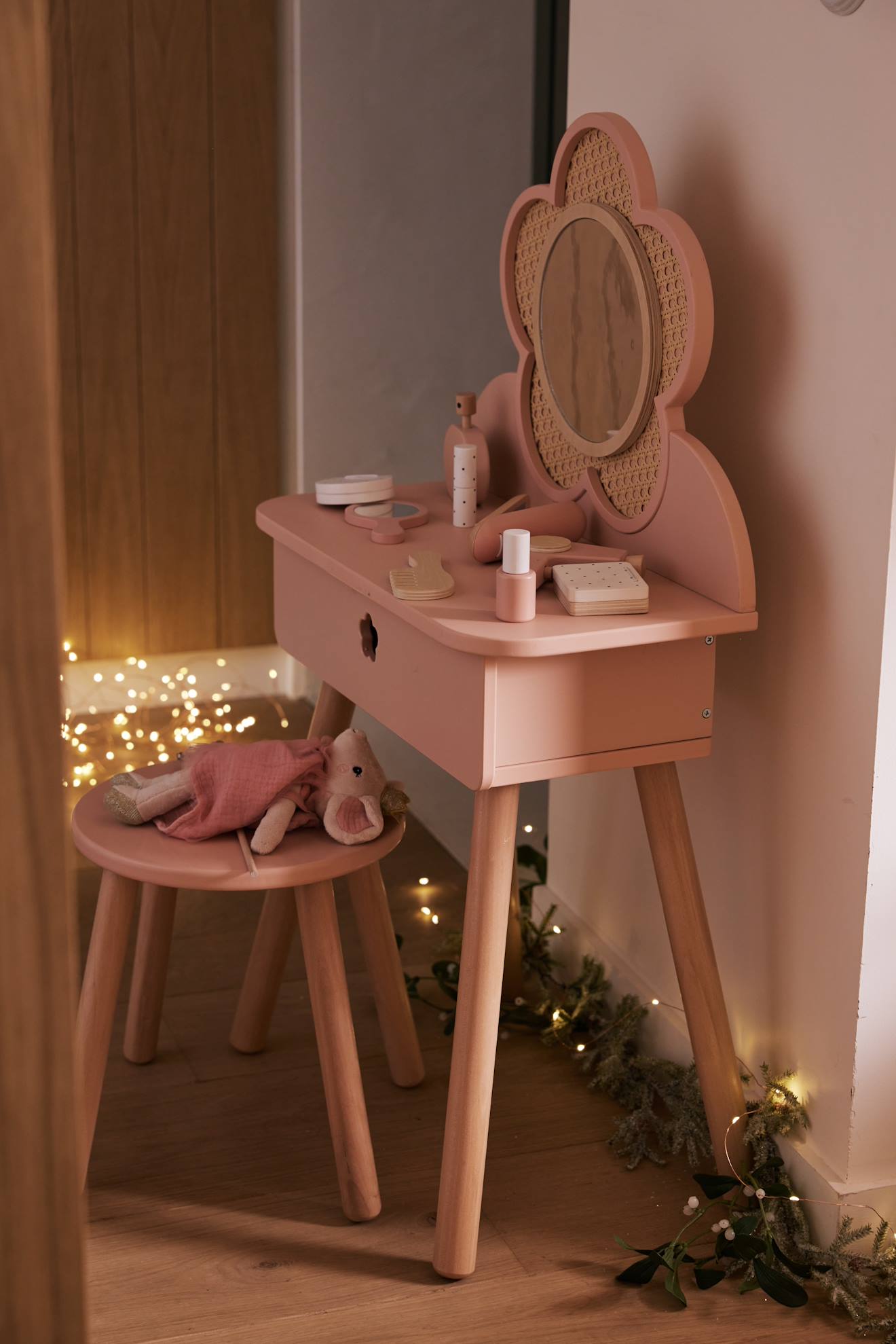 Straw Dressing Table + Accessories