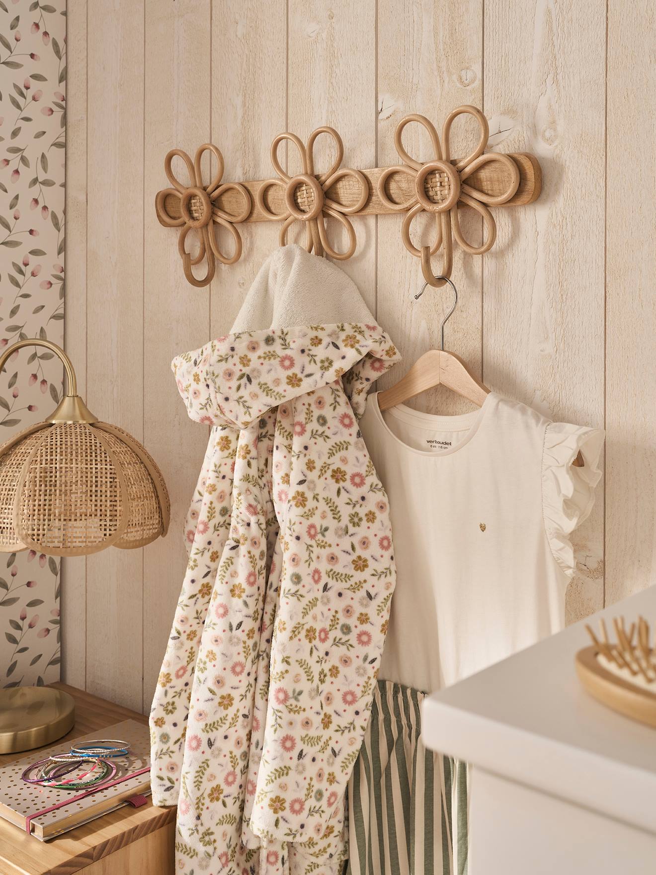 Coat Rail with 3 Rattan Flowers wood