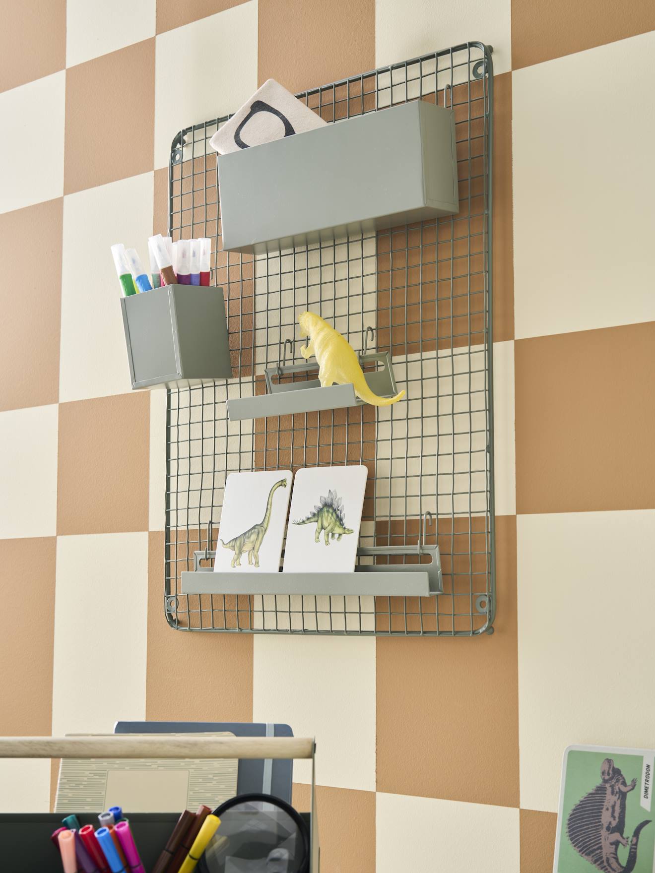 Collage frame in metal sage