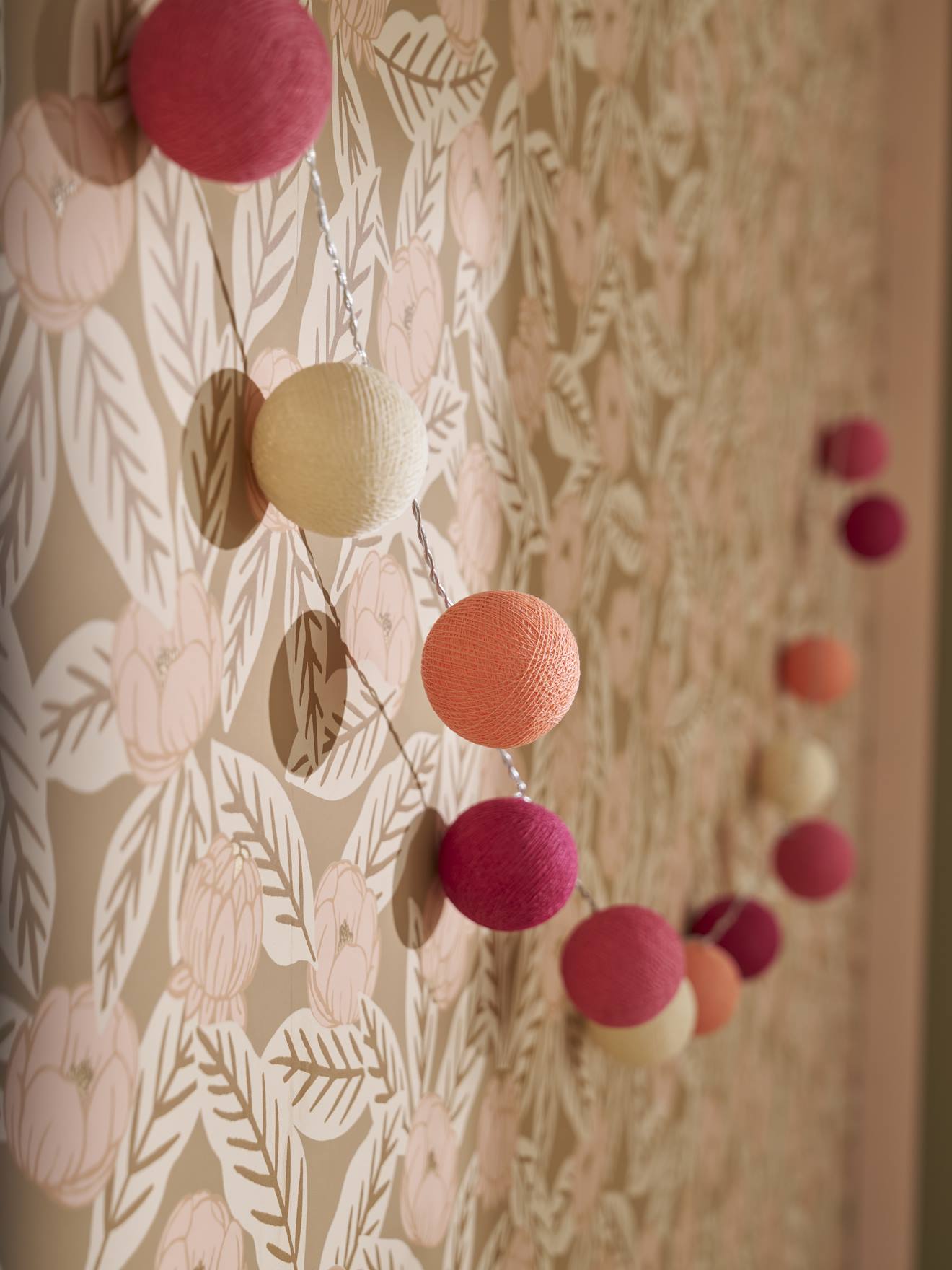 Light-Up Bauble Garland with Switch raspberry