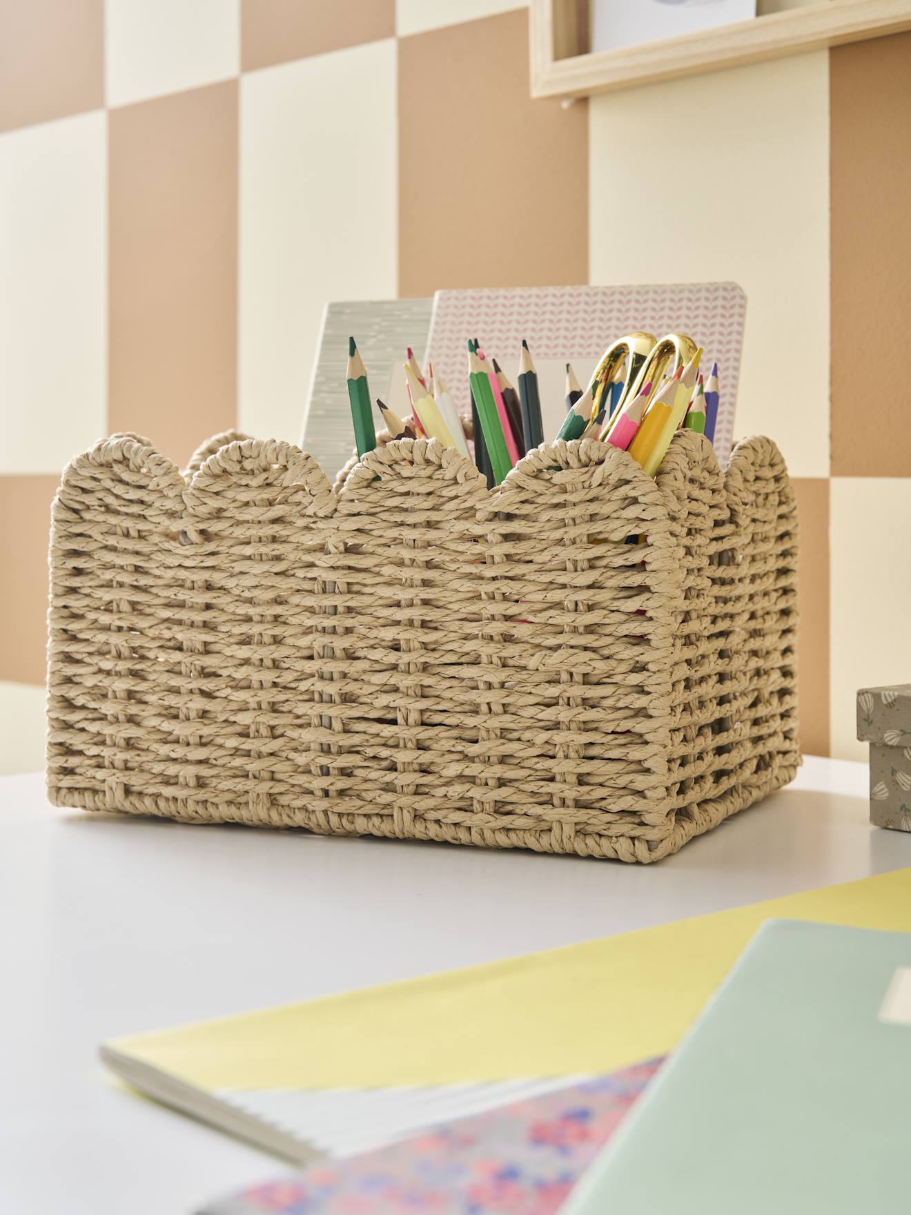 Essential Decorations: Scalloped pencil pot