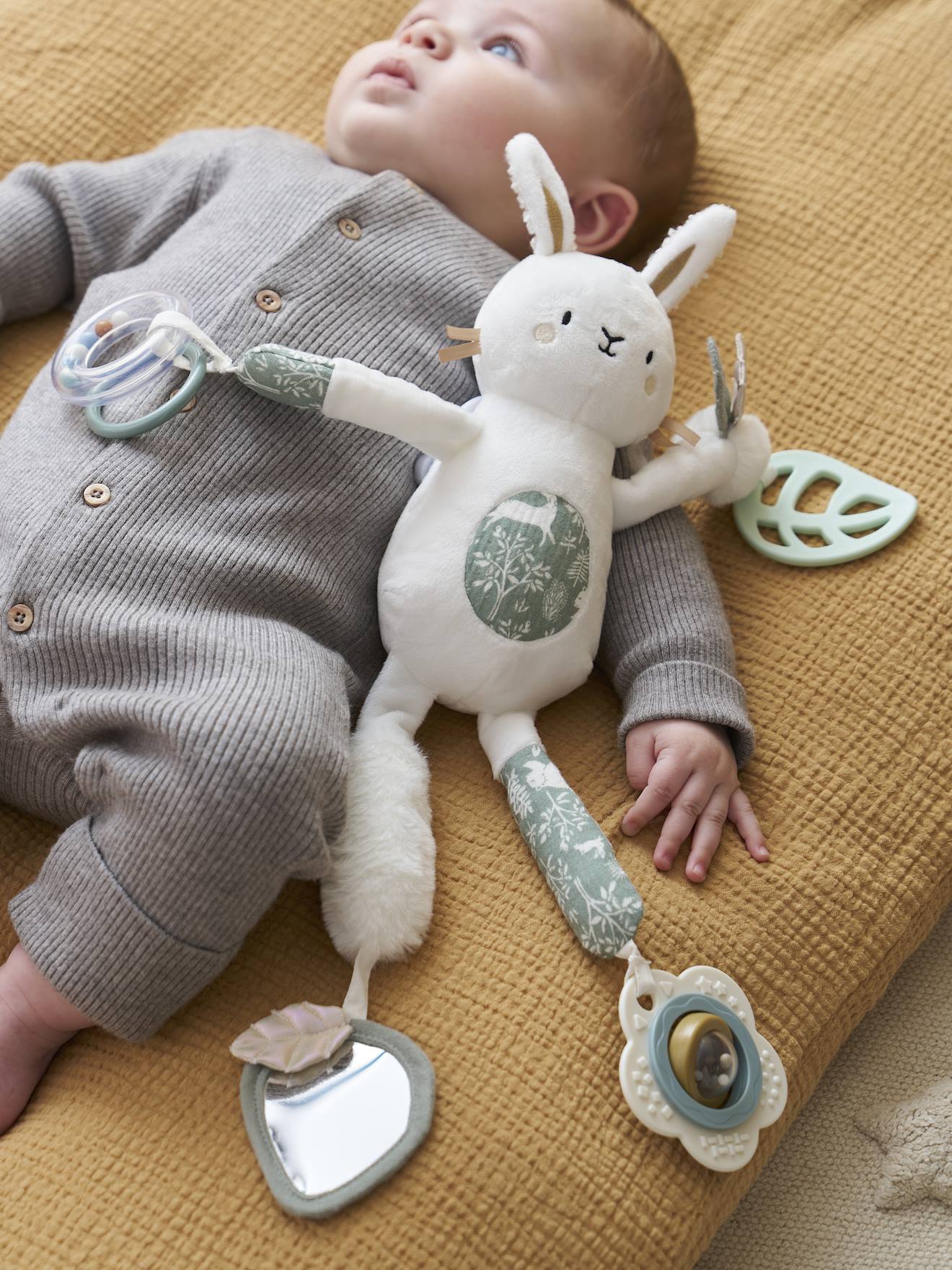 Little rabbit activity toy - IN THE WOODS
