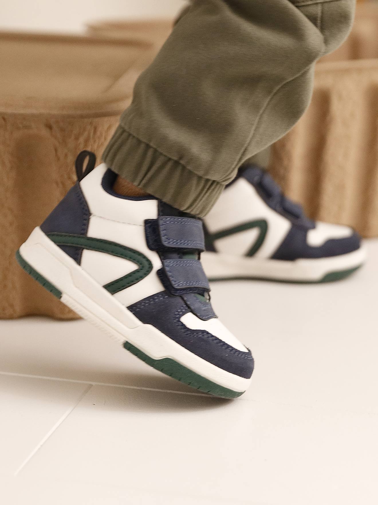 High-top trainers with hook and loop fastener