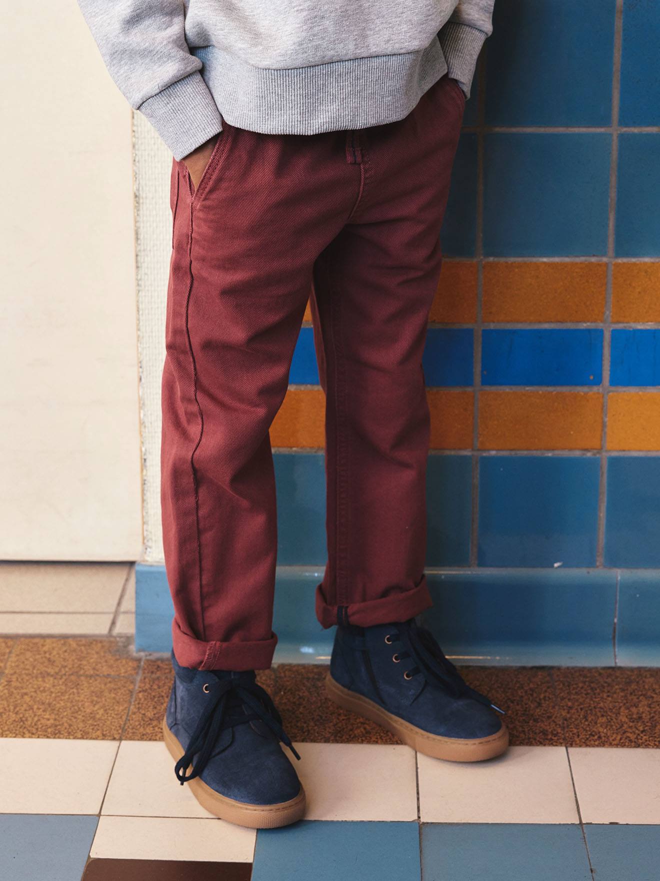 Easy-to-put-on fluid trousers