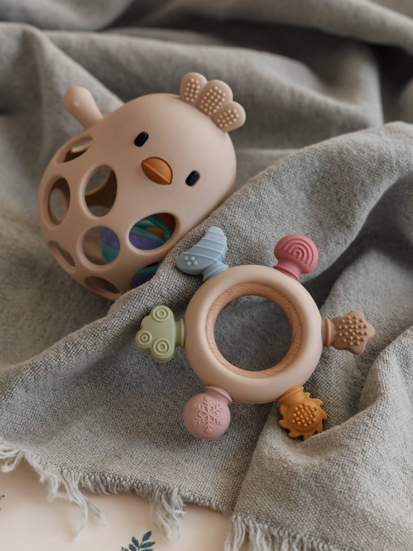 Silicone Chick Rattle ecru