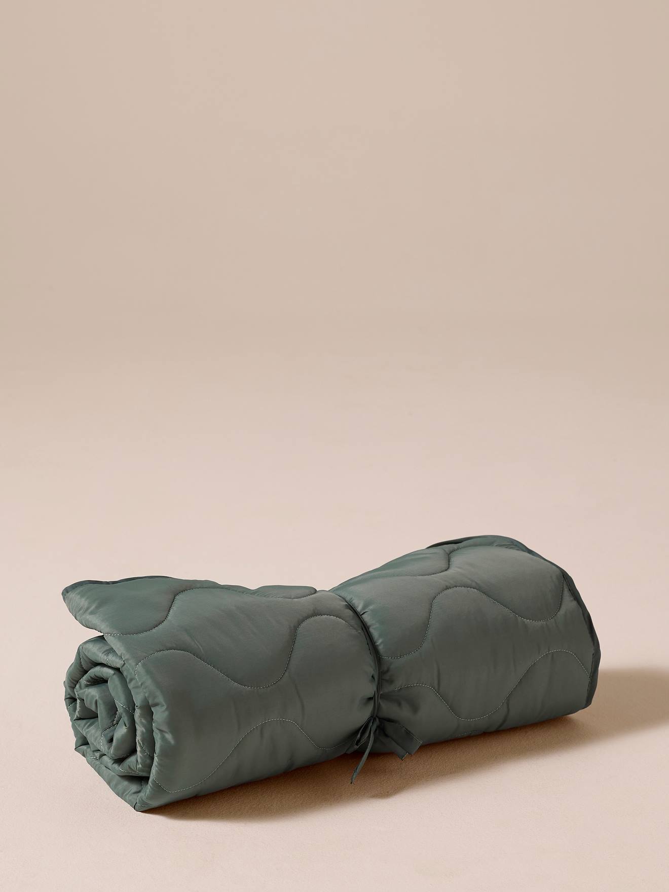 Roll-up travel blanket